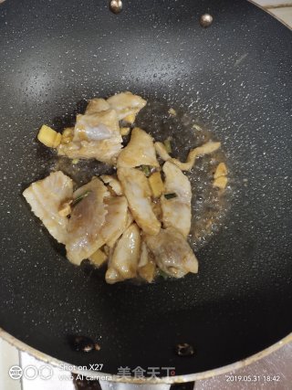 西红柿青椒炒青鱼片的做法步骤：3