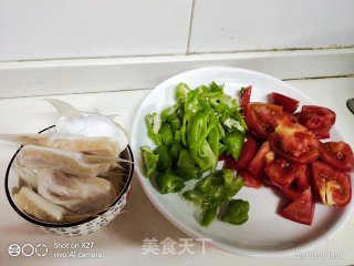 青椒焖巴沙鱼鳍的做法步骤：1