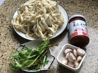 香菇酱拌面的做法步骤：1