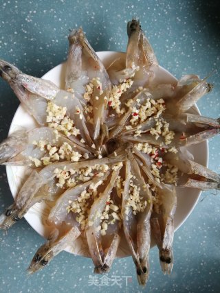 蒜蓉蒸大虾的做法步骤：1
