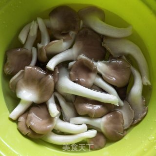 蚝油平菇的做法步骤：1