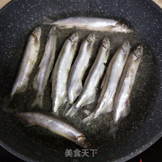 香煎多春鱼的做法步骤：5