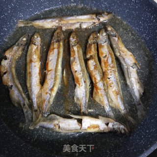 香煎多春鱼的做法步骤：6