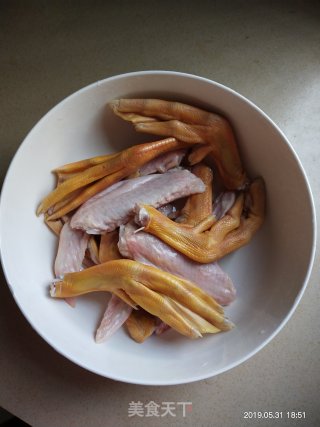 卤鸭脚、鸭翅的做法步骤：1