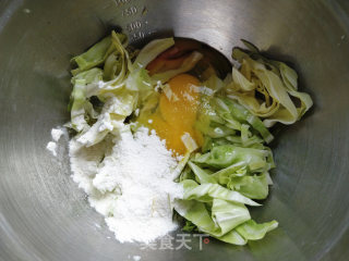 早餐卷心菜鸡蛋饼的做法步骤：2