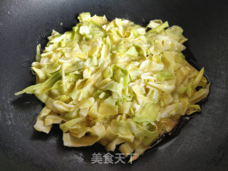 早餐卷心菜鸡蛋饼的做法步骤：4