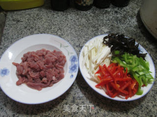 鱼香肉丝的做法步骤：1