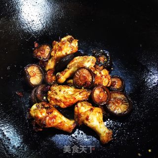 鸡翅根焖香菇的做法步骤：7