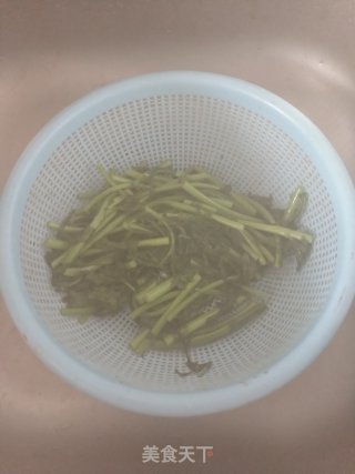 蚝油茼蒿拌鸡丝的做法步骤：3