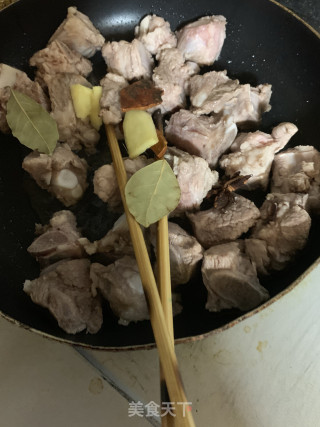 糖醋排骨的做法步骤：2