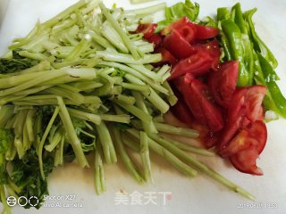 牛肉炒空心菜梗的做法步骤：1