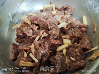 牛肉炒空心菜梗的做法步骤：2