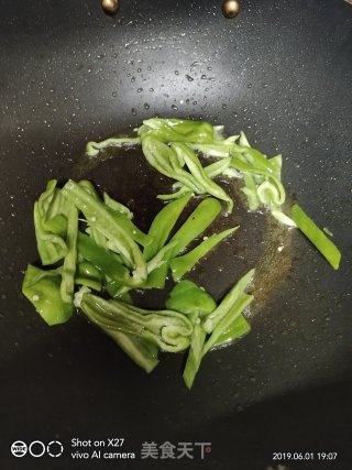 牛肉炒空心菜梗的做法步骤：4