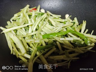 牛肉炒空心菜梗的做法步骤：5