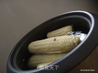 水煮玉米的做法步骤：2