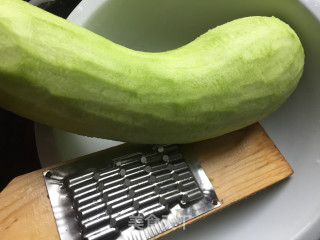 葫芦瘦肉丸子的做法步骤：1