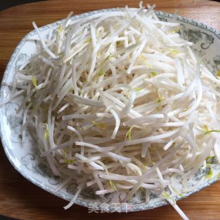 胡萝卜丝韭菜炒豆芽的做法步骤：1