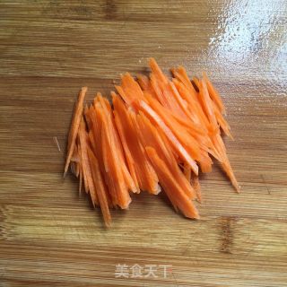 胡萝卜丝韭菜炒豆芽的做法步骤：2