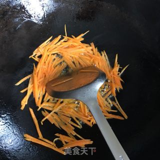 胡萝卜丝韭菜炒豆芽的做法步骤：4