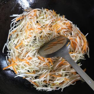 胡萝卜丝韭菜炒豆芽的做法步骤：5