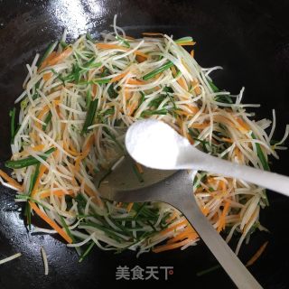 胡萝卜丝韭菜炒豆芽的做法步骤：6