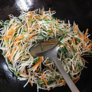 胡萝卜丝韭菜炒豆芽的做法步骤：7