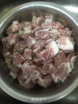 油豆腐烧牛肉的做法步骤：1