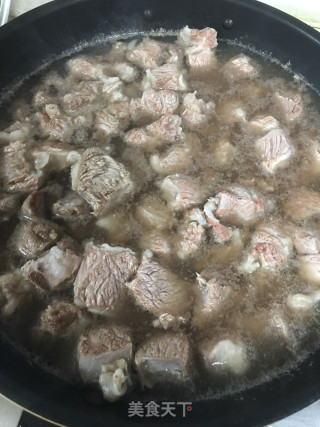 油豆腐烧牛肉的做法步骤：2