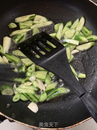 黄瓜炒肉的做法步骤：3