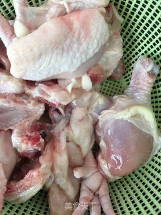 青椒毛豆炒仔鸡的做法步骤：1