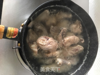 青椒毛豆炒仔鸡的做法步骤：2