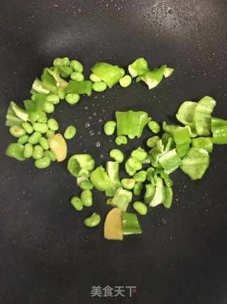 青椒毛豆炒仔鸡的做法步骤：5