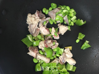 青椒毛豆炒仔鸡的做法步骤：6