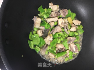 青椒毛豆炒仔鸡的做法步骤：8