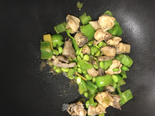 青椒毛豆炒仔鸡的做法步骤：9