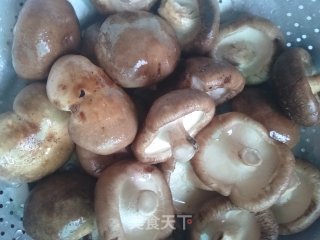 爆炒香菇的做法步骤：1