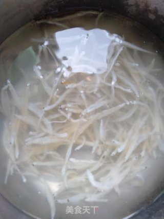 双丝银鱼汤的做法步骤：1