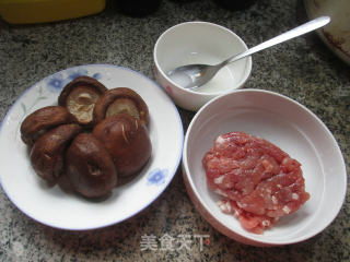肉末酿香菇的做法步骤：1