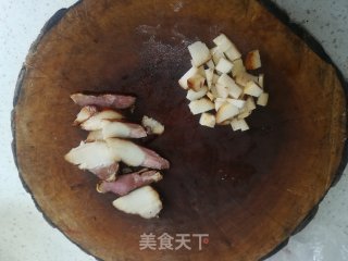 腊肉炒菜花的做法步骤：1