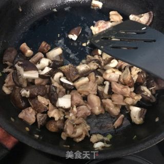 香菇鸡滑蛋拌饭的做法步骤：12