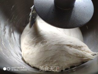 烤香肠芝麻卷的做法步骤：2