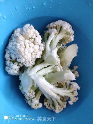 香肠炒菜花的做法步骤：1