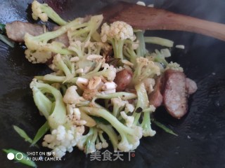 香肠炒菜花的做法步骤：8