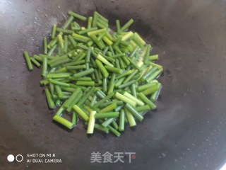 鳕鱼饼炒蒜毫的做法步骤：3