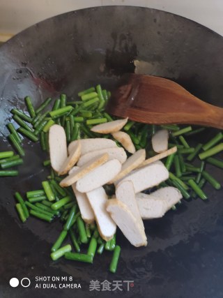 鳕鱼饼炒蒜毫的做法步骤：4