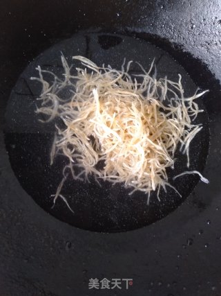 香辣银鱼干的做法步骤：2