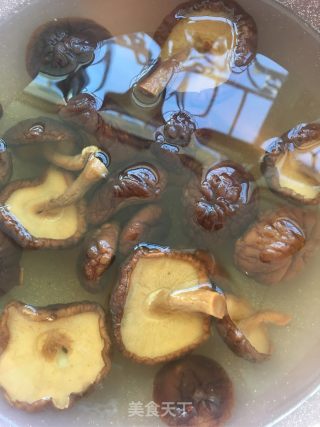 肉丁香菇辣酱的做法步骤：1