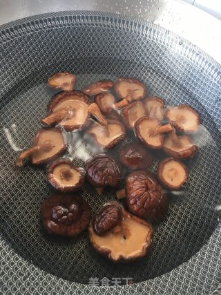 肉丁香菇辣酱的做法步骤：2