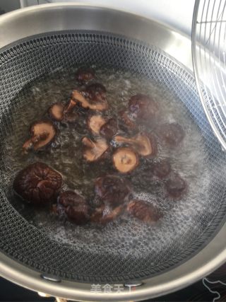 肉丁香菇辣酱的做法步骤：3