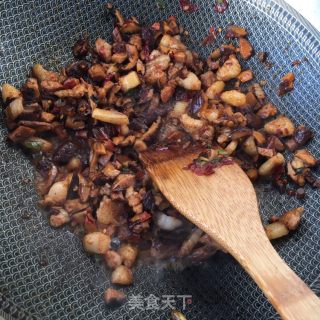 肉丁香菇辣酱的做法步骤：12